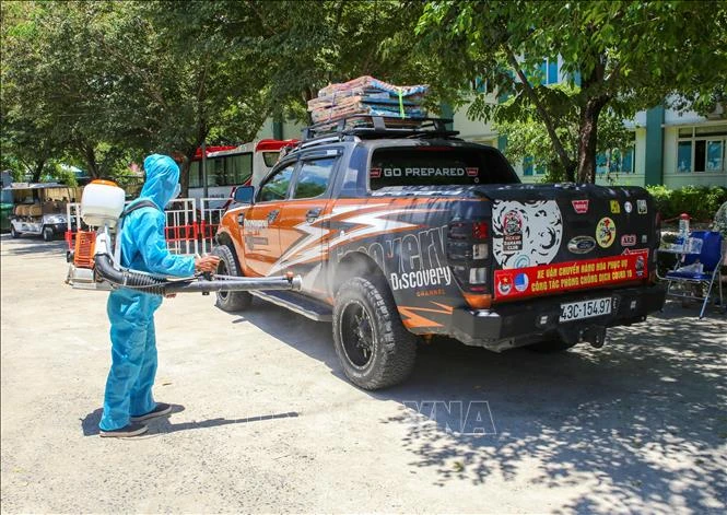 Phun khử khuẩn các phương tiện ra vào Bệnh viện dã chiến Hòa Vang để phòng, chống dịch bệnh lây lan. Ảnh: Trần Lê Lâm - TTXVN