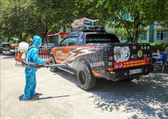 Phun khử khuẩn các phương tiện ra vào Bệnh viện dã chiến Hòa Vang để phòng, chống dịch bệnh lây lan. Ảnh: Trần Lê Lâm - TTXVN