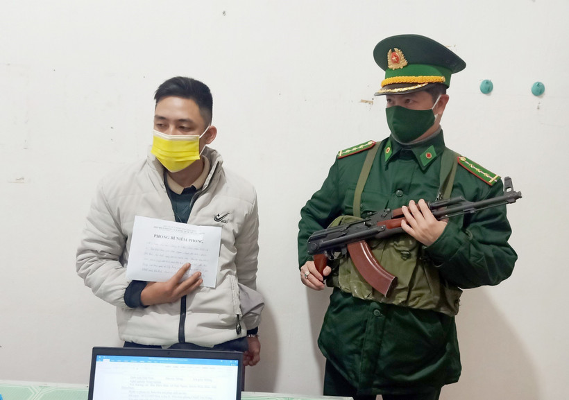 Đối tượng Giàng A Cho tại cơ quan chức năng. Ảnh: TTXVN phát