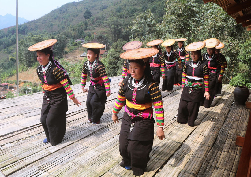 Người Lô Lô đen ở xóm Khuổi Khon, xã Kim Cúc với điệu múa truyền thống của dân tộc mình. Ảnh: Chu Hiệu
