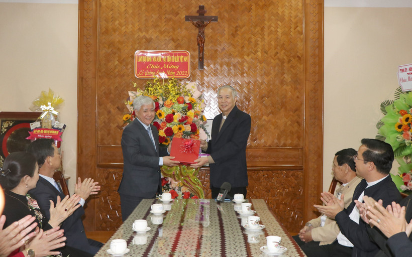 Bí thư Trung ương Đảng, Chủ tịch Ủy ban Trung ương Mặt trận Tổ quốc Việt Nam Đỗ Văn Chiến tặng quà chúc mừng Lễ Giáng sinh cho Giám mục Nguyễn Hùng Vị, Giám mục Giáo phận Kon Tum. Ảnh: Cao Nguyên – TTXVN