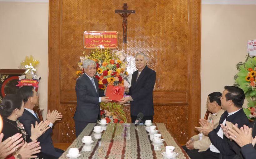 Bí thư Trung ương Đảng, Chủ tịch Ủy ban Trung ương Mặt trận Tổ quốc Việt Nam Đỗ Văn Chiến tặng quà chúc mừng Lễ Giáng sinh cho Giám mục Nguyễn Hùng Vị, Giám mục Giáo phận Kon Tum. Ảnh: Cao Nguyên – TTXVN