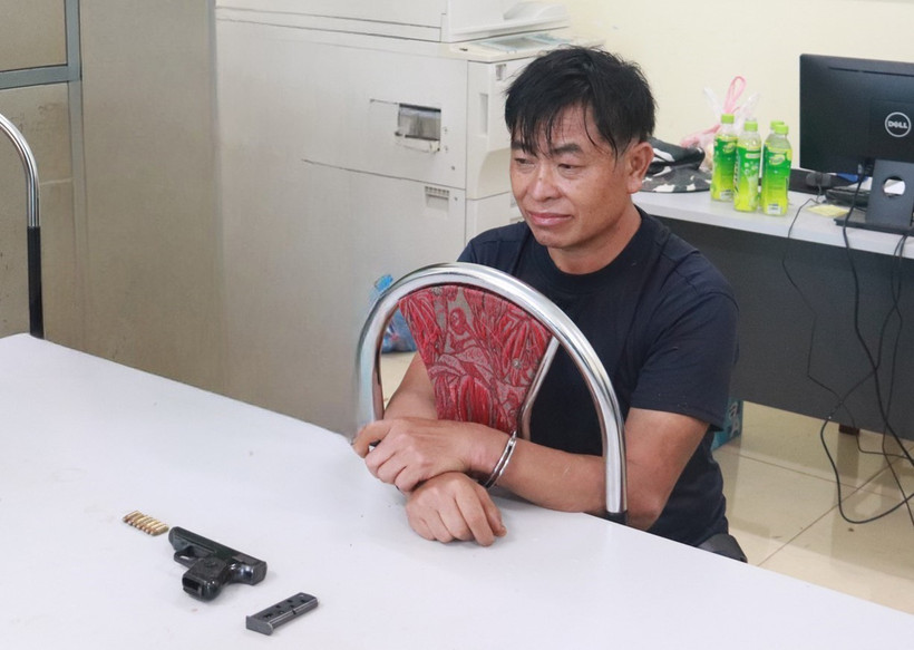 Đối tượng Giàng A Đua và tang vật. Ảnh: TTXVN phát.