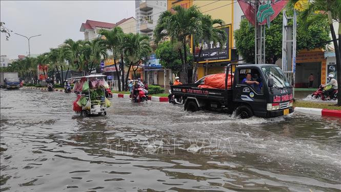 Mưa lớn, nhiều tuyến đường ở Bạc Liêu ngập nặng sáng 11/4. Ảnh: Nhật Bình - TTXVN