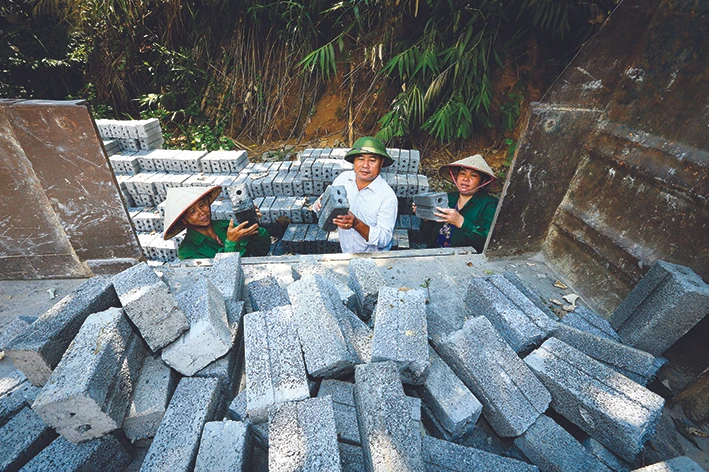 Cơ sở sản xuất gạch bê tông của gia đình ông Nguyễn Văn Hùng đem lại công ăn việc làm thường xuyên cho bà con đồng bào dân tộc Mường. Ảnh: An Nhiên