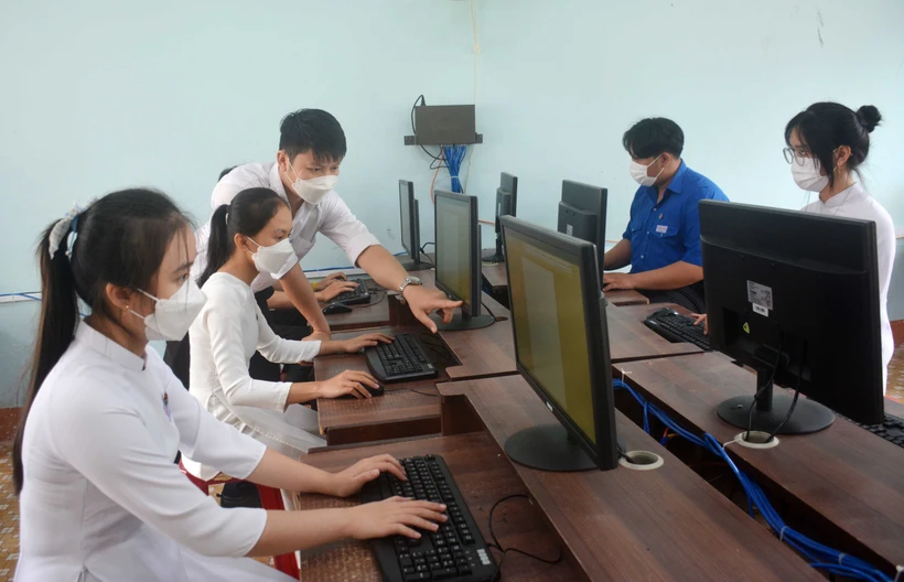 Thầy giáo trẻ Nguyễn Viết Lân hướng dẫn, giảng dạy, giúp học sinh dễ dàng tiếp thu bài học. Ảnh: Hoài Thu