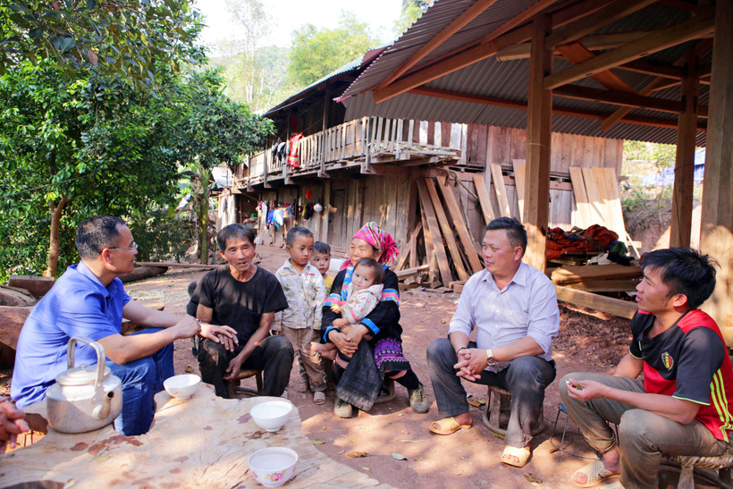 Cán bộ xã Nậm Manh kết hợp với trưởng bản Nậm Nàn thường xuyên xuống các hộ gia đình tuyên truyền cho đồng bào nâng cao cảnh giác, không nghe theo kẻ xấu dụ dỗ di cư đi nơi khác làm mất an ninh trật tự tại địa phương. Ảnh: Quý Trung