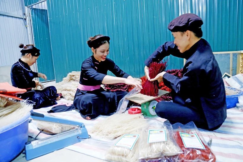 Đóng gói và dán tem bún khô. Ảnh: Nam Sương