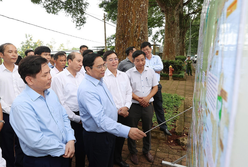 Thủ tướng Phạm Minh Chính khảo sát đoạn tuyến đường giao thông Khánh Hoà - Buôn Ma Thuột với Đại lộ Đông Tây. Ảnh: Dương Giang – TTXVN