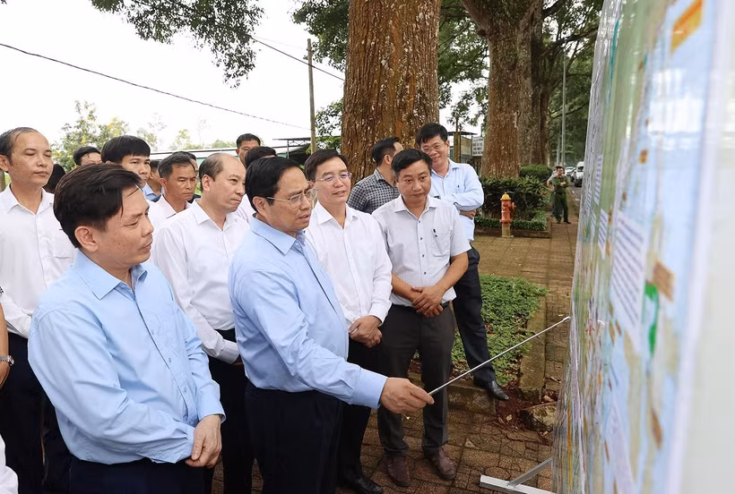 Thủ tướng Phạm Minh Chính khảo sát đoạn tuyến đường giao thông Khánh Hoà - Buôn Ma Thuột với Đại lộ Đông Tây. Ảnh: Dương Giang – TTXVN