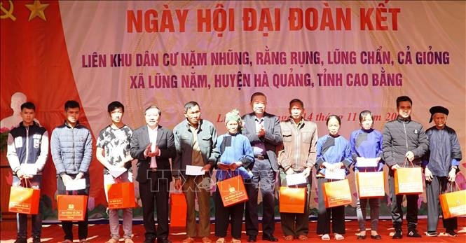 Bộ trưởng Bộ Công an Tô Lâm tặng quà nhân dân liên khu dân cư Nặm Nhũng, Rằng Rụng, Lũng Chẩn, Cả Giỏng xã Lũng Nặm, huyện Hà Quảng trong ngày Hội đại đoàn kết toàn dân tộc. Ảnh: Quốc Đạt – TTXVN
