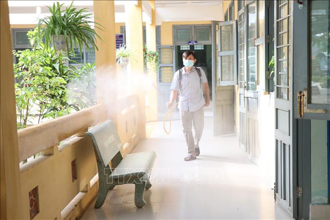 Sau giờ học, các trường học tổ chức vệ sinh khử khuẩn, vệ sinh khuôn viên nhà trường để giúp học sinh yên tâm mỗi ngày đến trường. Ảnh: Chương Đài - TTXVN