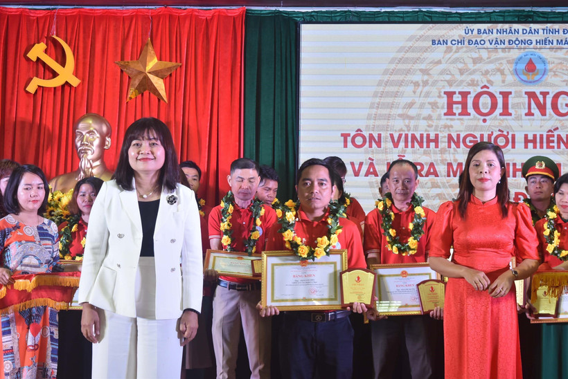 Ban chỉ đạo tôn vinh 52 cá nhân tiêu biểu. Ảnh: Nguyên Dung – TTXVN