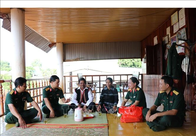 Lãnh đạo Công ty 74 đến thăm gia đình già làng Siu Tới, già làng làng Bía, xã Ia Chía, huyện Ia Grai. Ảnh: Hồng Điệp - TTXVN