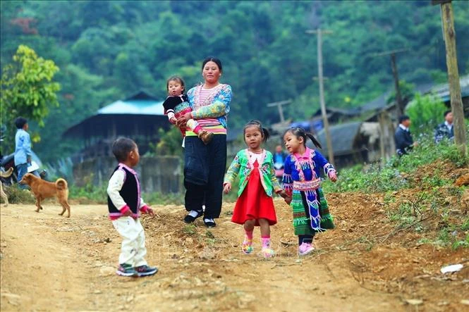 Trẻ em vùng cao chỉ được mặc quần áo đẹp vào mỗi dịp tết nguyên đán của dân tộc. Ảnh: Phan Tuấn Anh - TTXVN