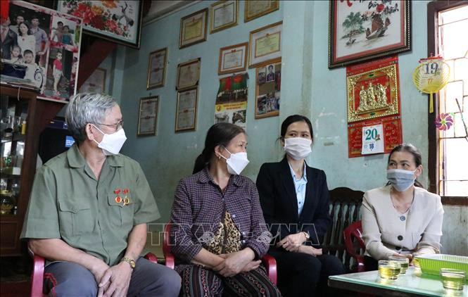 Ông Vũ Văn Nhận vui mừng khi căn nhà được sửa chữa kiên cố để cải thiện đời sống. Ảnh: Tuấn Anh – TTXVN