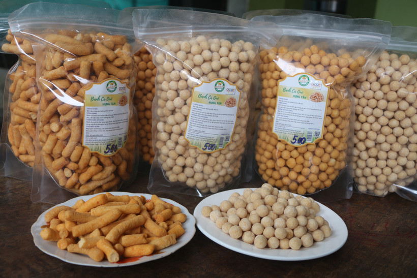 Sản phẩm mới như bánh cà gấc, bánh cà sen, bánh quẩy, bánh cà bột ớt kim chi là những dòng sản phẩm tiềm năng đang được xây dựng sản phẩm OCOP 4 sao vào năm 2023. Ảnh: Bích Huệ - TTXVN