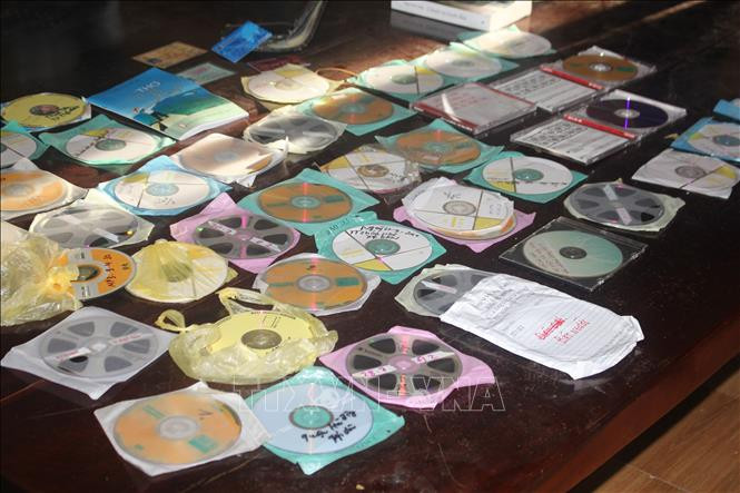Các tài liệu liên quan đến hoạt động tuyên truyền chống Nhà nước Cộng hòa xã hội chủ nghĩa Việt Nam của các đối tượng được lực lượng Công an thu giữ. Ảnh: Vũ Hà –TTXVN