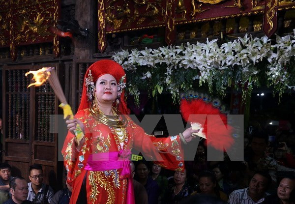 Hình thức diễn xướng dân gian là nghi lễ chính, trung tâm của Thực hành tín ngưỡng thờ Mẫu Tam phủ. Ảnh: Quang Quyết - TTXVN