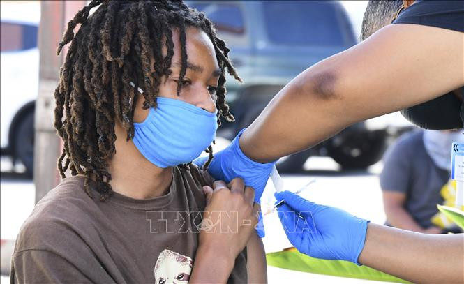 Tiêm vaccine phòng COVID-19 cho trẻ em tại Los Angeles, California (Mỹ). Ảnh: AFP/TTXVN