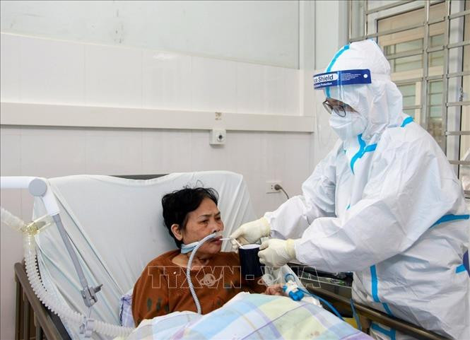  Bệnh viện Bãi Cháy tiếp nhận thu dung, điều trị các bệnh nhân nặng, cao tuổi, có nhiều bệnh lý nền, diễn biến bệnh phức tạp từ tuyến dưới chuyển lên. Ảnh: Thanh Vân-TTXVN