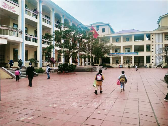 Không gian trường học thưa, thoáng, các em học sinh chỉ giải lao tại lớp. Ảnh: Thanh Vân-TTXVN