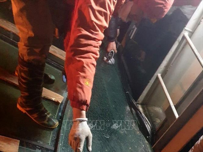 Công nhân kỹ thuật đang tiến hành lắp đặt tấm kính mới thay tấm kính bị nứt ngay trong đêm. Ảnh: TTXVN phát