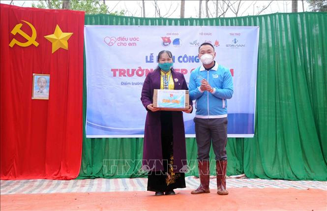 Phó Bí thư Thường trực Tỉnh đoàn, Chủ tịch Hội Liên hiệp Thanh niên Việt Nam tỉnh Sơn La Nguyễn Duy Dũng tặng dung dịch sát khuẩn tay cho Trường mầm non 19/5 Phổng Lập, xã Phổng lập, huyện Thuận Châu. Ảnh: Quang Quyết-TTXVN