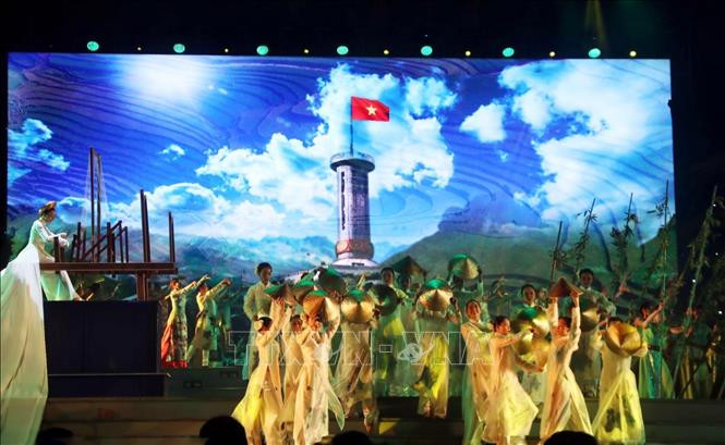 Tiết mục "Non sông gấm vóc" dưới sự trình bày của các ca sỹ Quốc Đại, Cao Công Nghĩa và Thuỳ Trinh. Ảnh: Thu Hương - TTXVN
