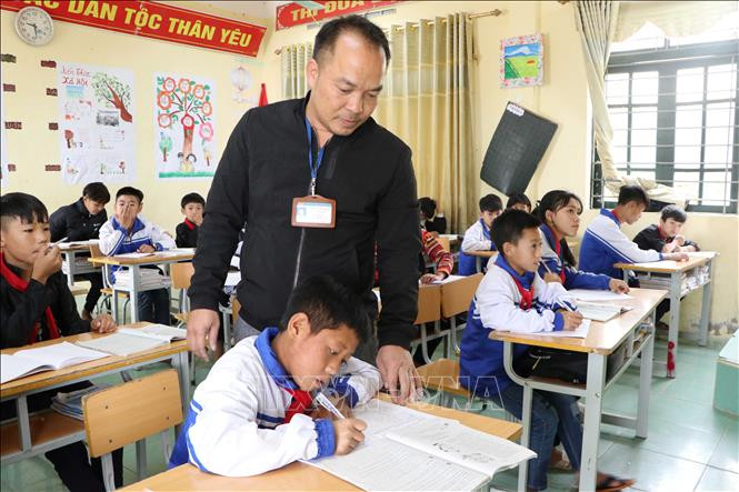 Em Giàng Khừ Chừ, con nuôi Đồn Biên phòng Ka Lăng đang học tại Trường phổ thông Dân tộc bán trú THCS Ka Lăng. Ảnh: Hoàng Thùy Oanh – TTXVN