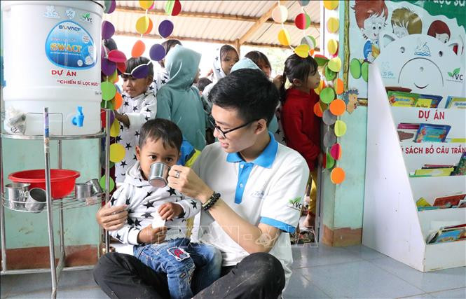 Bình lọc nước được các học sinh nhóm thiện nguyện Fly to Sky cõng vượt đèo mang đến cho các lớp học tại làng Đê Kôn để các em được uống nước sạch. Ảnh: Hồng Điệp - TTXVN