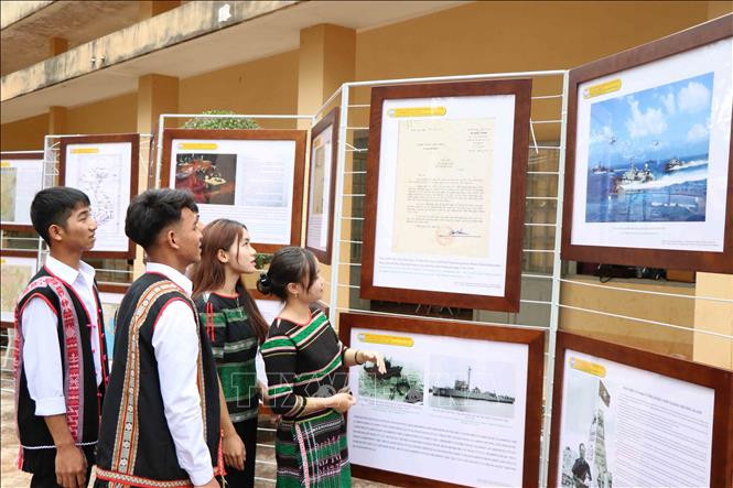 Các em học sinh thăm quan những tư liệu về nguồn gốc 2 quần đảo Hoàng Sa và Trường Sa. Ảnh: Ngọc Minh – TTXVN