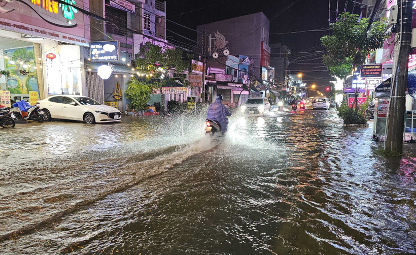 Nhiều tuyến đường ở thành phố Sóc Trăng ngập nặng, xe cộ đi lại khó khăn. Ảnh: Trung Hiếu – TTXVN