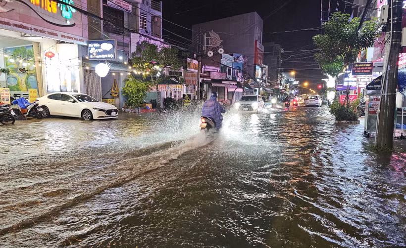Nhiều tuyến đường ở thành phố Sóc Trăng ngập nặng, xe cộ đi lại khó khăn. Ảnh: Trung Hiếu – TTXVN