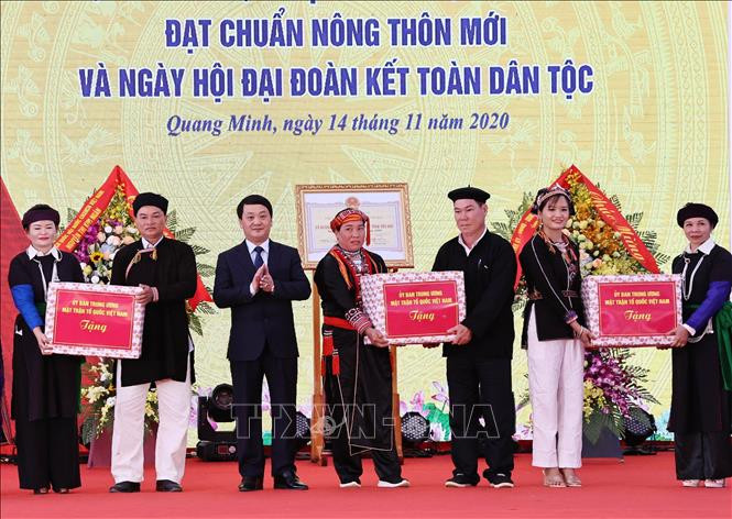 Phó Chủ tịch, Tổng Thư ký Ủy ban Trung ương MTTQ Việt Nam Hầu A Lềnh trao quà cho các hộ tiêu biểu trong phong trào "Toàn dân đoàn kết xây dựng đời sống văn hóa" ở xã Quang Minh, huyện Văn Yên (Yên Bái). Ảnh: Trọng Đức - TTXVN