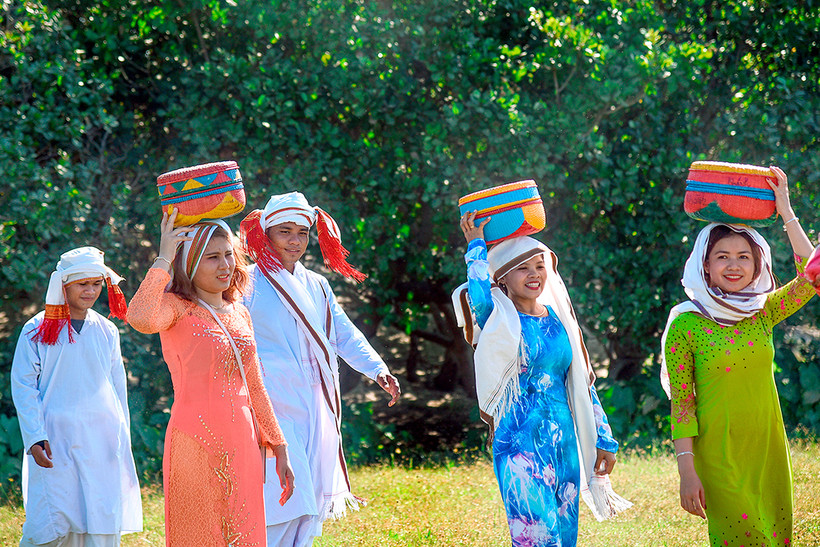 Đồng bào Chăm ở huyện Bắc Bình (Bình Thuận) tảo mộ trong lễ hội Ramưwan truyền thống. Ảnh: Nguyễn Thanh