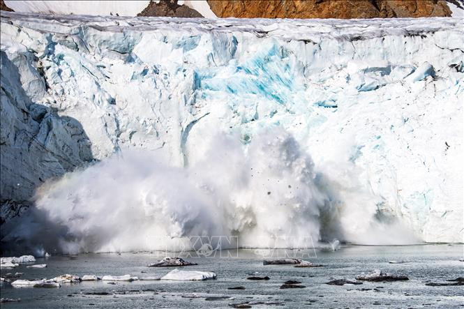 Băng lở tại sông băng Apusiajik ở gần Kulusuk, Greenland, ngày 17/8/2019. Ảnh: AFP/TTXVN