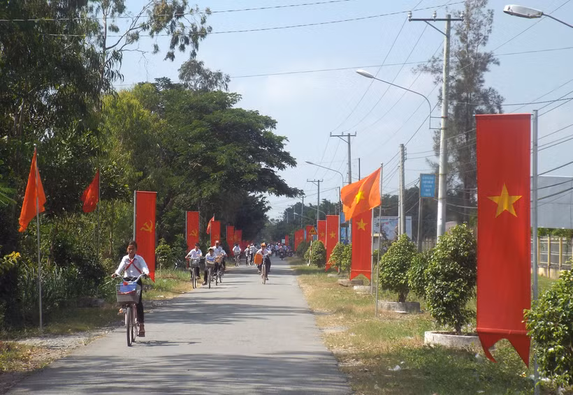 Những con đường liên ấp sình lầy, gió bụi đã được thay mới bằng những tuyến đường bê tông; con em đồng bào Khmer tỉnh Trà Vinh được đến trường, có việc làm ổn định. Ảnh: Thanh Hòa