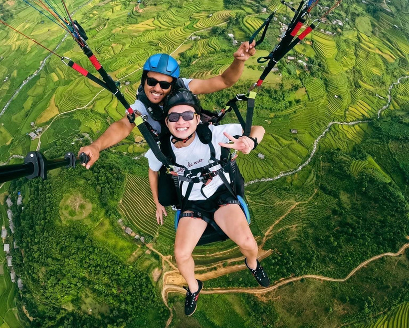 Du khách có thể đăng ký bay đôi cùng phi công để trải nghiệm ngắm cảnh đẹp ruộng bậc thang mùa lúa chín ở Mù Cang Chải. Ảnh: TTXVN phát