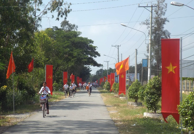 Những con đường liên ấp sình lầy, gió bụi đã được thay mới bằng những tuyến đường bê tông; con em đồng bào Khmer tỉnh Trà Vinh được đến trường, có việc làm ổn định. Ảnh: Thanh Hòa