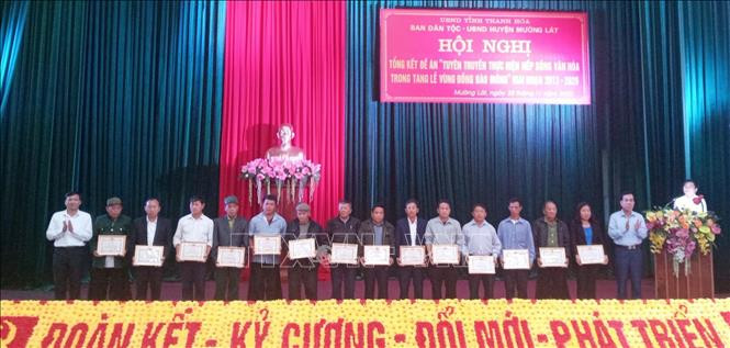 Trao Bằng khen cho các cá nhân, tập thể có thành tích xuất sắc trong việc thực hiện đề án. Ảnh: Nguyễn Nam-TTXVN