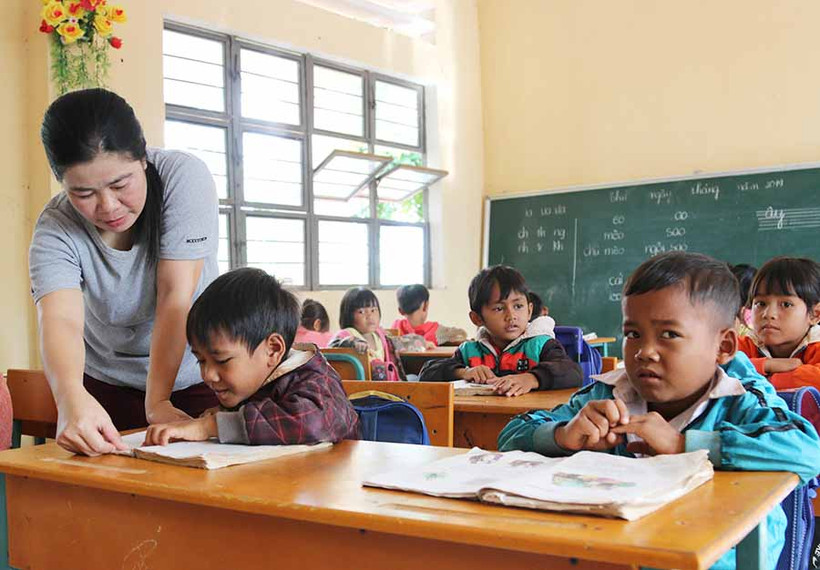 Cô và trò Trường Phổ thông Dân tộc Bán trú Tiểu học và THCS Đak Smar. Nguồn:baogialai.com.vn