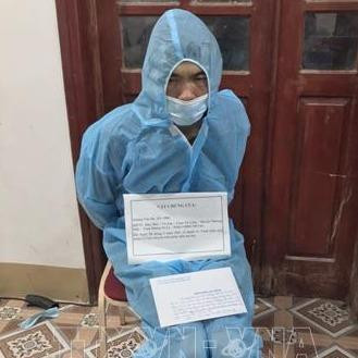 Đối tượng Quàng Văn Ổn và tang vật vụ án tại cơ quan chức năng. Ảnh: TTXVN phát