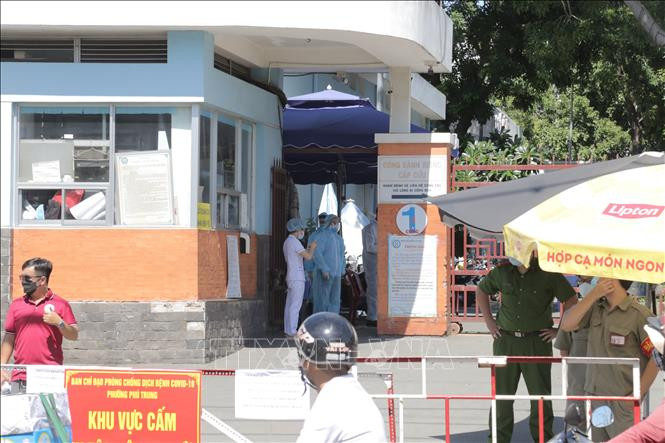 Bệnh viện quận Tân Phú lập rào chắn khu vực trước cổng bệnh viện. Ảnh: TTXVN phát