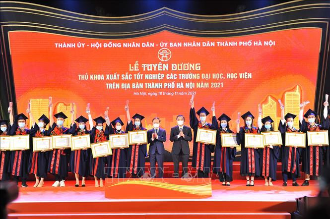Đồng chí Phạm Tất Thắng, Phó Trưởng ban Thường trực Ban Dân vận Trung ương và đồng chí Chu Ngọc Anh, Phó Bí thư Thành ủy, Chủ tịch UBND TP. Hà Nội trao bằng khen của UBND Tp cho các Thủ khoa. Ảnh: Minh Đức – TTXVN