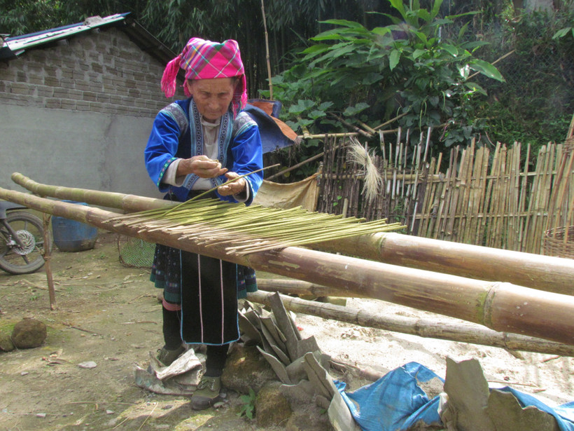 Lưu giữ nghề làm hương của người Mông ở Lai Châu