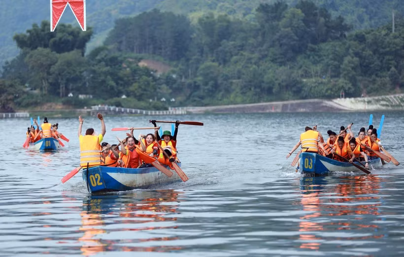1.	Các vận động viên nữ tham gia tranh tài vòng Chung kết giải đua thuyền đuôi én năm 2023. Ảnh: Quý Trung – TTXVN