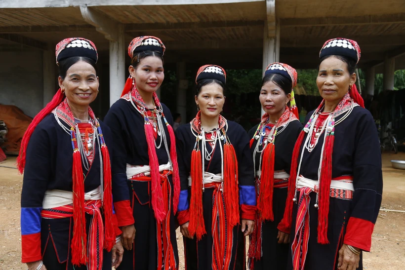 Màu đỏ đặc trưng trên trang phục phụ nữ Dao Thanh Y. Ảnh: Nam Sương - TTXVN