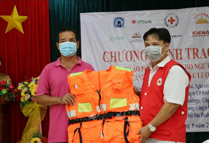 Đại diện Hội Chữ thập đỏ tỉnh Phú Yên trao áo phao cứu sinh đa năng cho ngư dân nghèo phường Phú Đông, thành phố Tuy Hòa, tỉnh Phú Yên. Ảnh: Phạm Cường – TTXVN