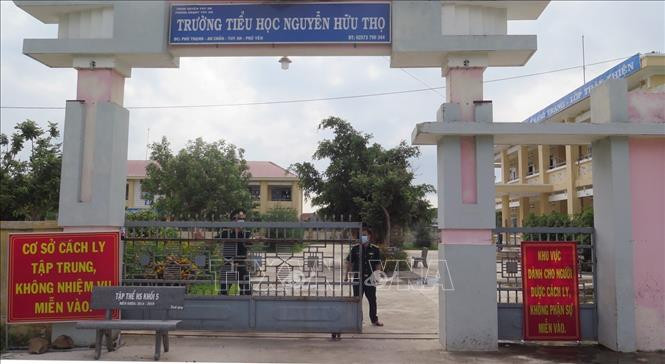 Toàn bộ 52 F1 tại xã An Chấn được cách ly tập trung tại trường học. Ảnh: Xuân Triệu – TTXVN